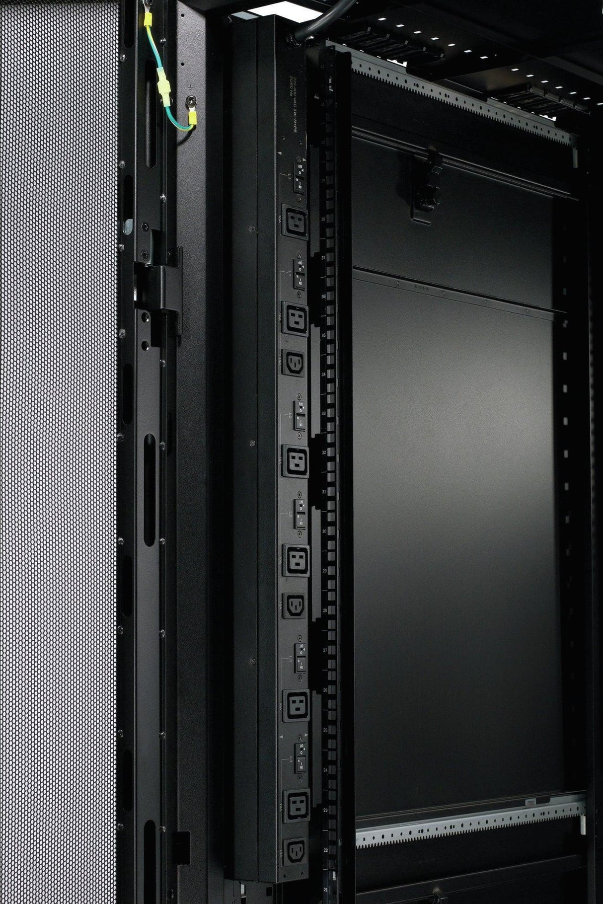 APC by Schneider Electric NetShelter AP7555A PDU
