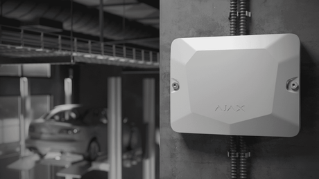 Ajax Case B Fibra (175x225x57) — White shown in use